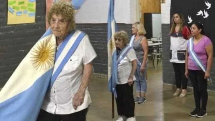Tiene 82 años, terminó el Secundario y lo hizo como abanderada