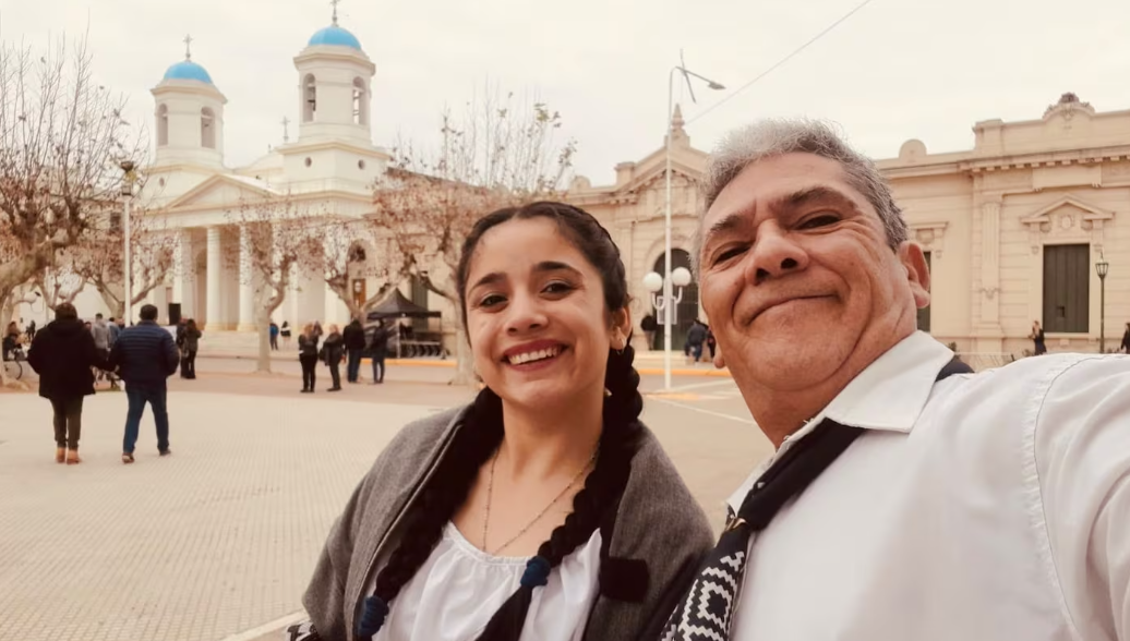 ÉL TIENE 57 Y ELLA 22: SE ENAMORARON ENTRE CHACARERAS Y HOY PROYECTAN UNA VIDA JUNTOS