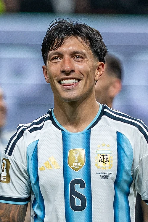 ¡TAPÓ BOCAS A LO CAMPEÓN! LE DIJERON QUE ERA MUY BAJO PARA SER DEFENSOR, AHORA VALE MILLONES Y BUSCA EL TÍTULO MUNDIAL POR SEGUNDA VEZ