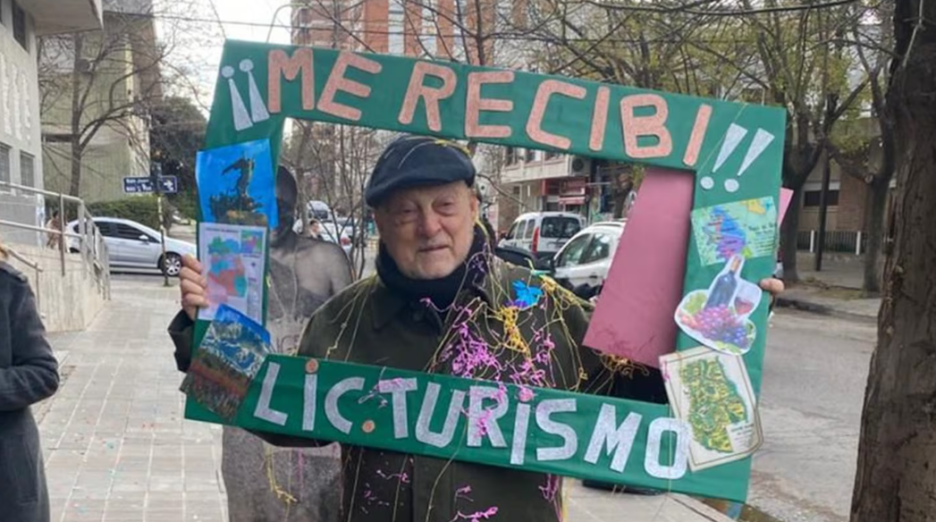 Tiene 82 años, defendió su tesina y se recibió de licenciado en Turismo