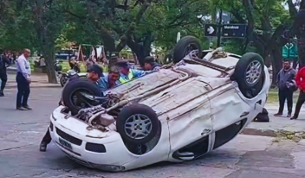 Terrible choque en Mendoza y Santa Fe: Presencia de ambulancia, pero sin heridos graves