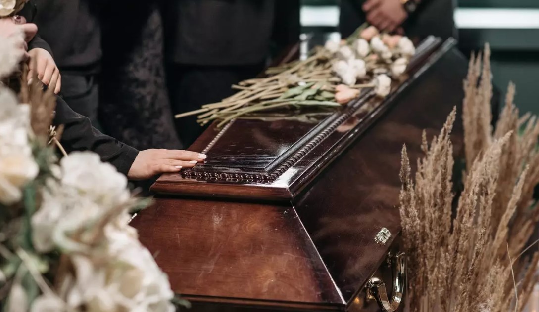 "No soporto la muerte de su hijo": se descompensó mientras llevaba el ataúd y murió