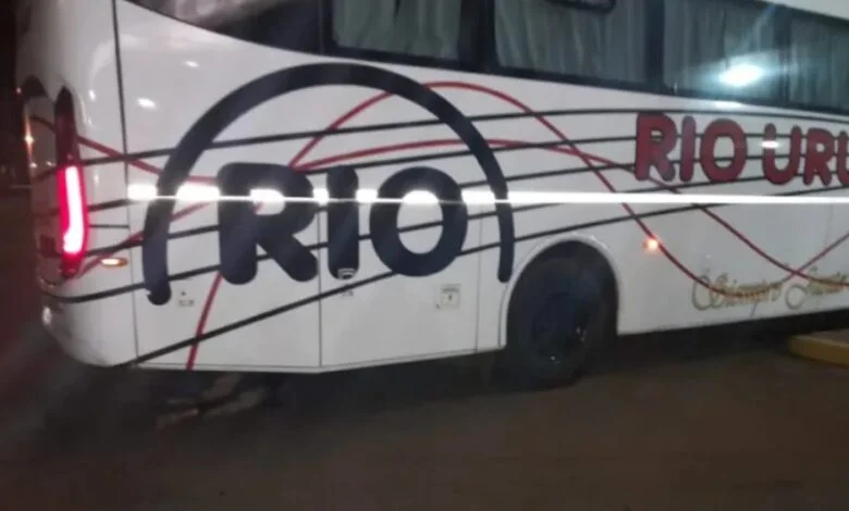Terror en Corrientes: un micro llegó a la terminal con un cadáver colgando