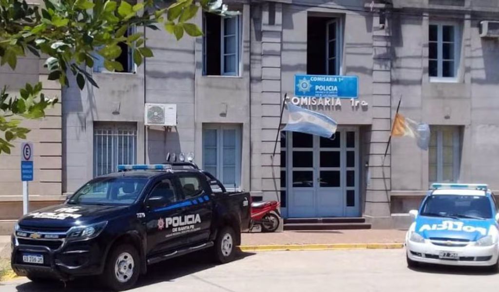 Escándalo en la comisaría: una policía tuvo sexo con un preso en una celda y todo quedó grabado