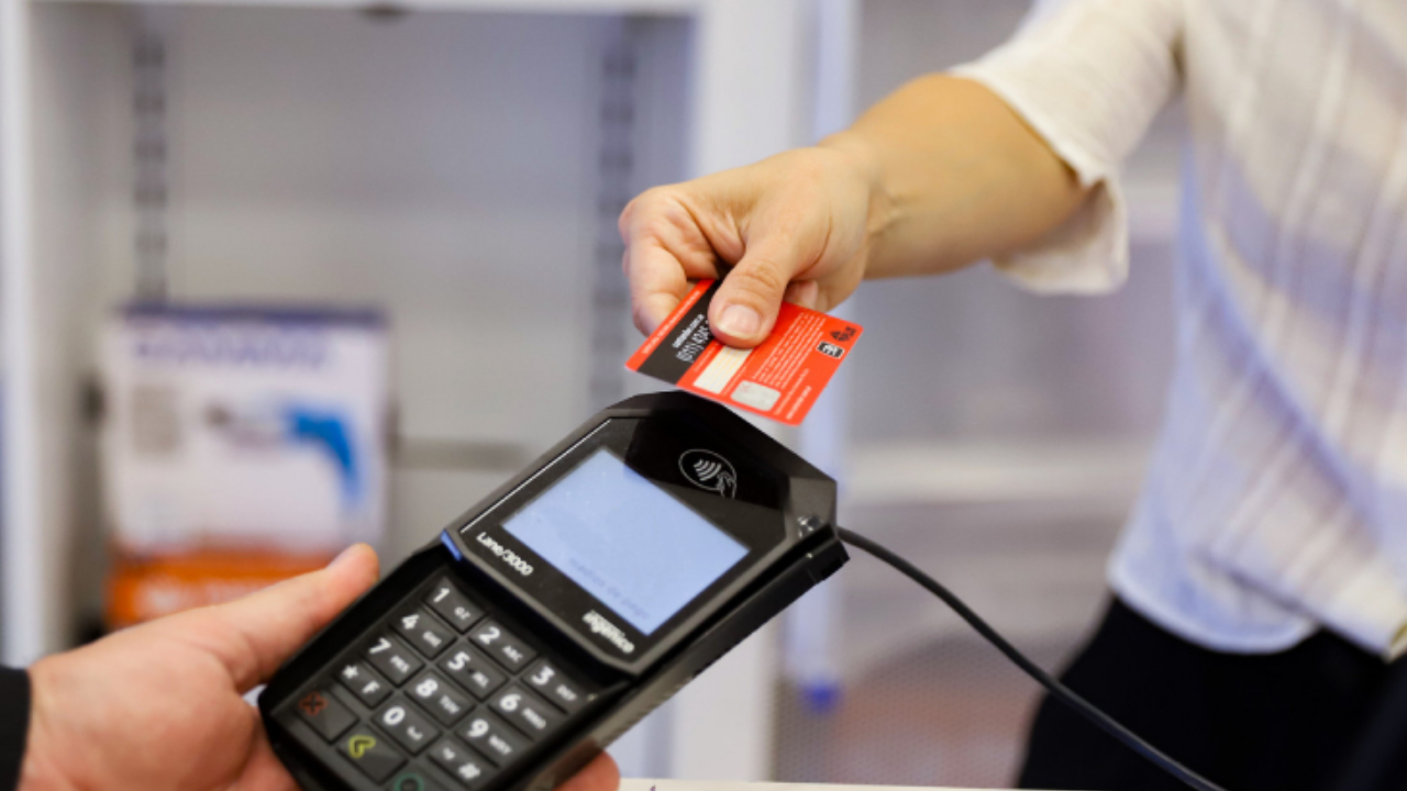  Salieron de compras con una tarjeta robada… pero la Policía los descubrió 