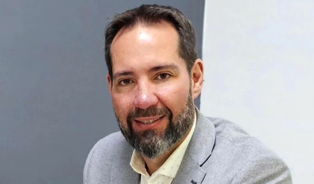 UN CONCEJAL LIBERTARIO FUE DETENIDO MANEJANDO BORRACHO UN DESCAPOTABLE SIN PATENTE Y CON UNA COPA DE VINO EN LA MANO