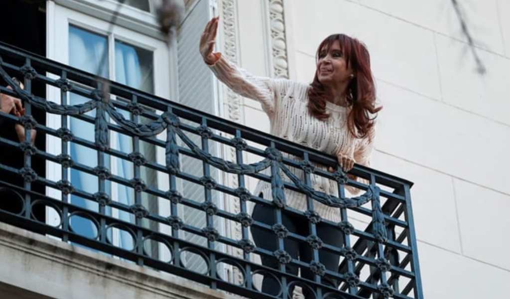 “NO MÁS SALUDOS DESDE EL BALCÓN”: PIDEN DECOMISAR EL DEPARTAMENTO DONDE CFK CUMPLE PRISIÓN