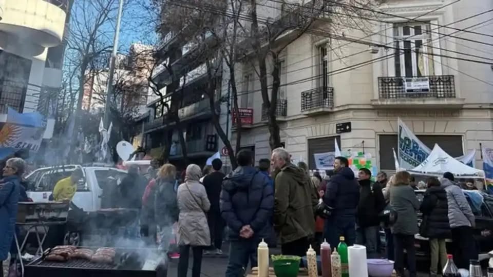 Vecino de Cristina reventó Recoleta con audios de Milei y estalló la furia K en plena calle