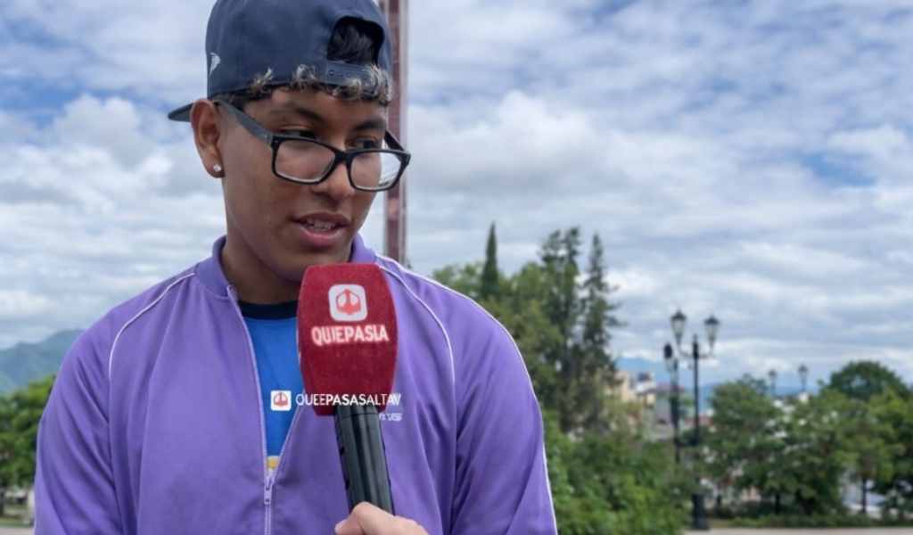 ¡EL CORAZÓN MÁS GRANDE DE SALTA! AGUSTÍN TIENE 14 AÑOS, CORTA EL PELO EN LAS PLAZAS Y TODO LO QUE GANA ES PARA AYUDAR A SU “MAMÁ”