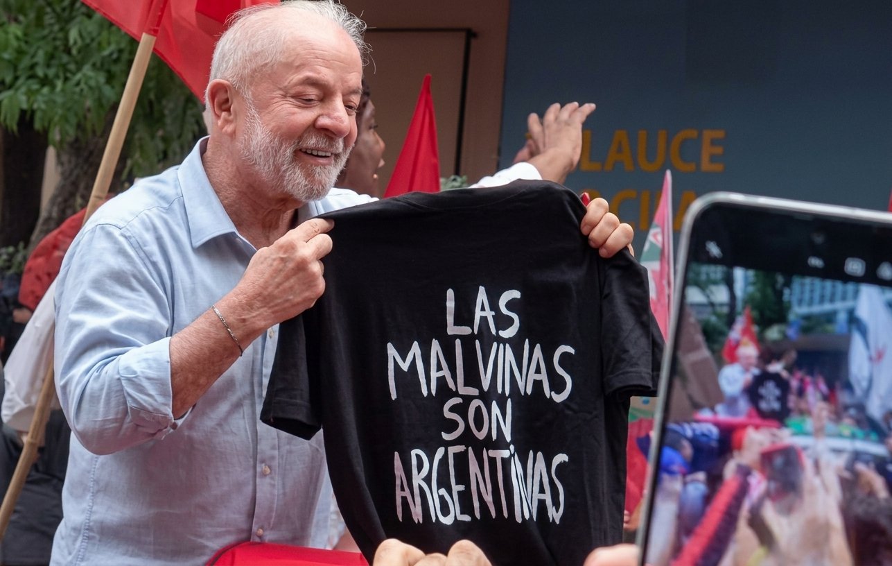 “LAS MALVINAS SON ARGENTINAS”: LULA MOSTRÓ LA REMERA DURANTE EL CIERRE DE SU CAMPAÑA EN RÍO
