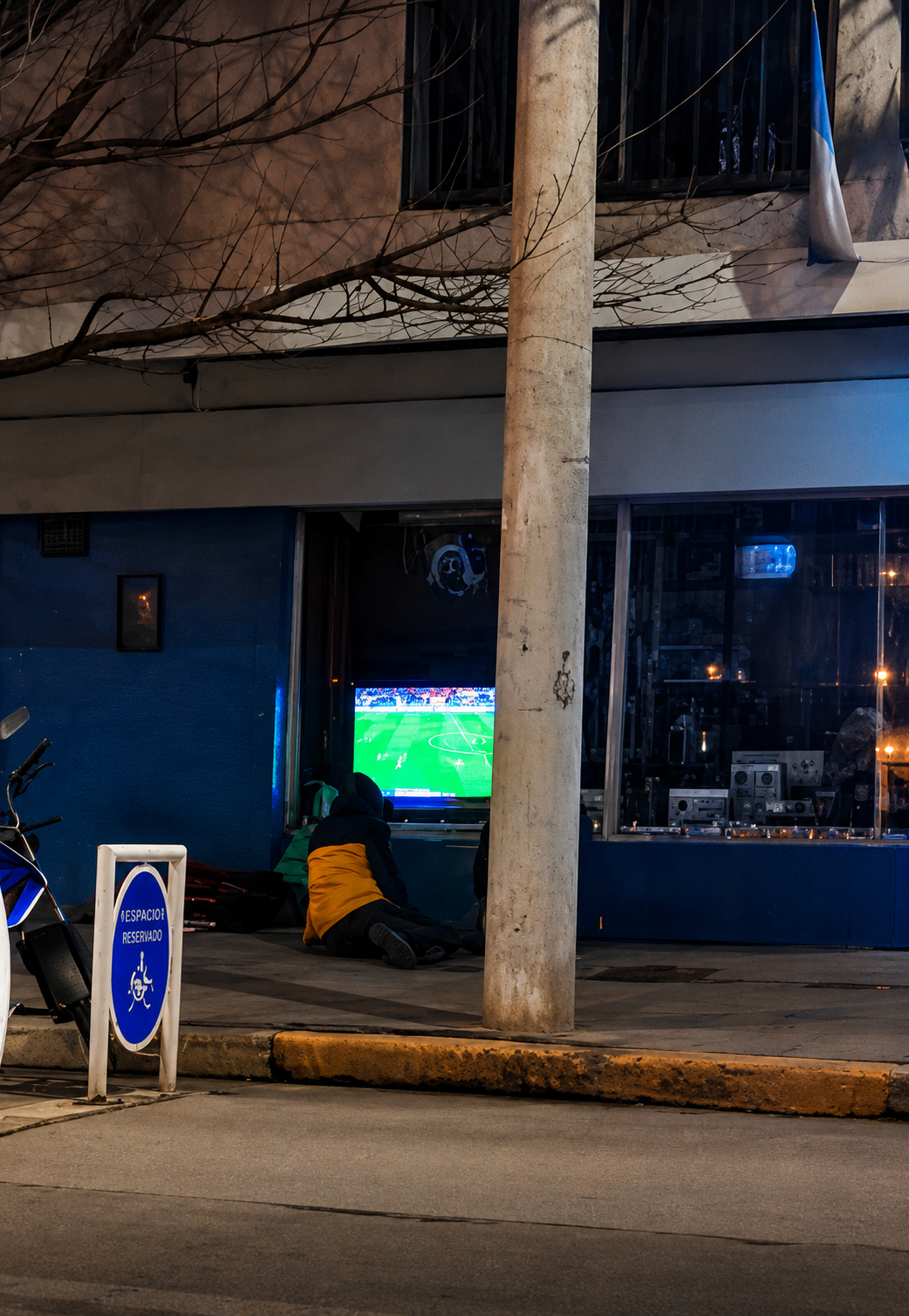 ROSARIO DE LA FRONTERA: UN LOCAL DEJÓ ENCENDIDA LA TELEVISIÓN CON EL PARTIDO PARA QUE LA GENTE QUE NO TIENE PUEDA VERLO