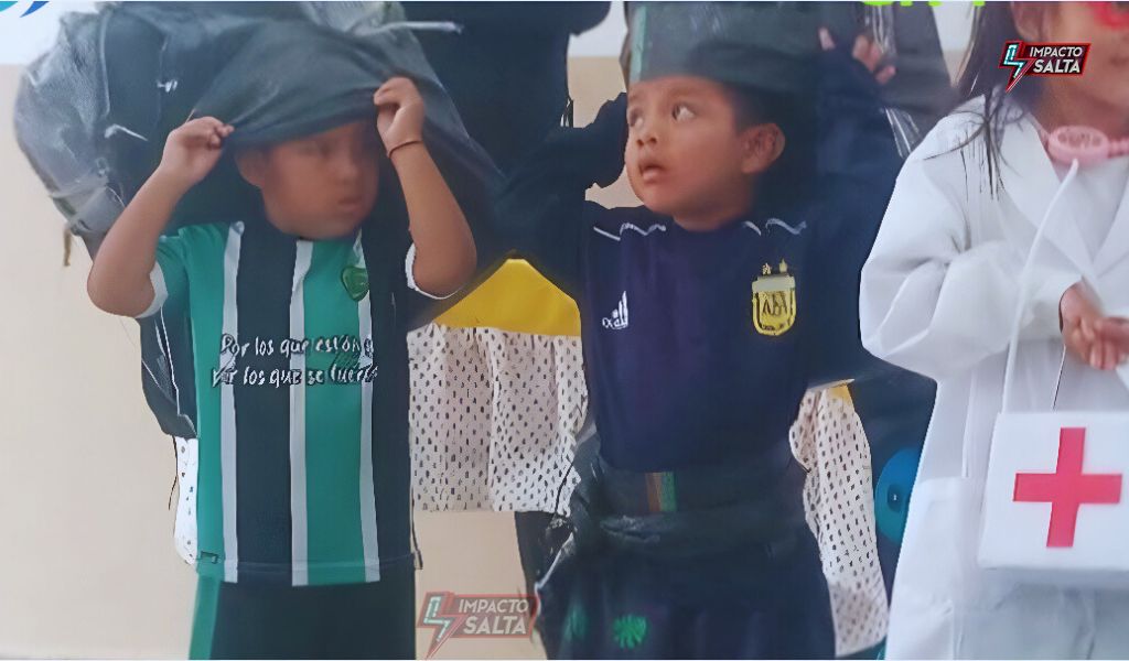 Salteñitos se disfrazaron de "pasadores de coca" por el acto del Día del Trabajador