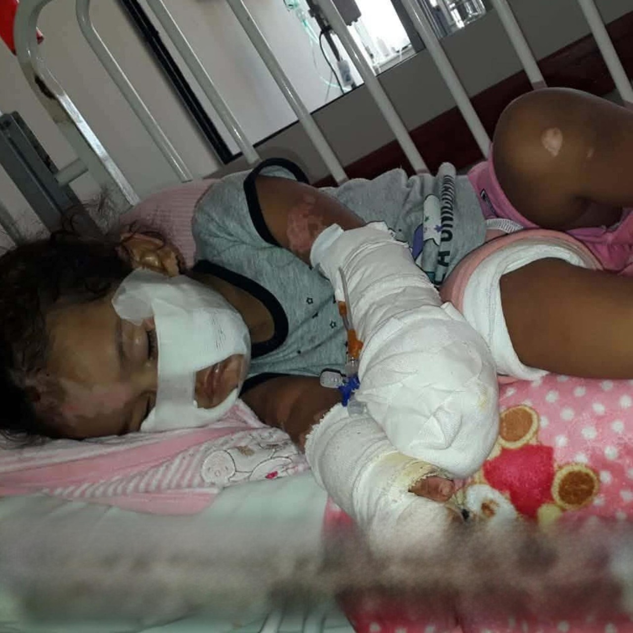 ENTRE EL QUIRÓFANO Y EL HAMBRE: VIAJAN DE PICHANAL A SALTA PARA SALVAR LAS MANITOS DE OLIVIA PERO NO TIENEN PARA COMER