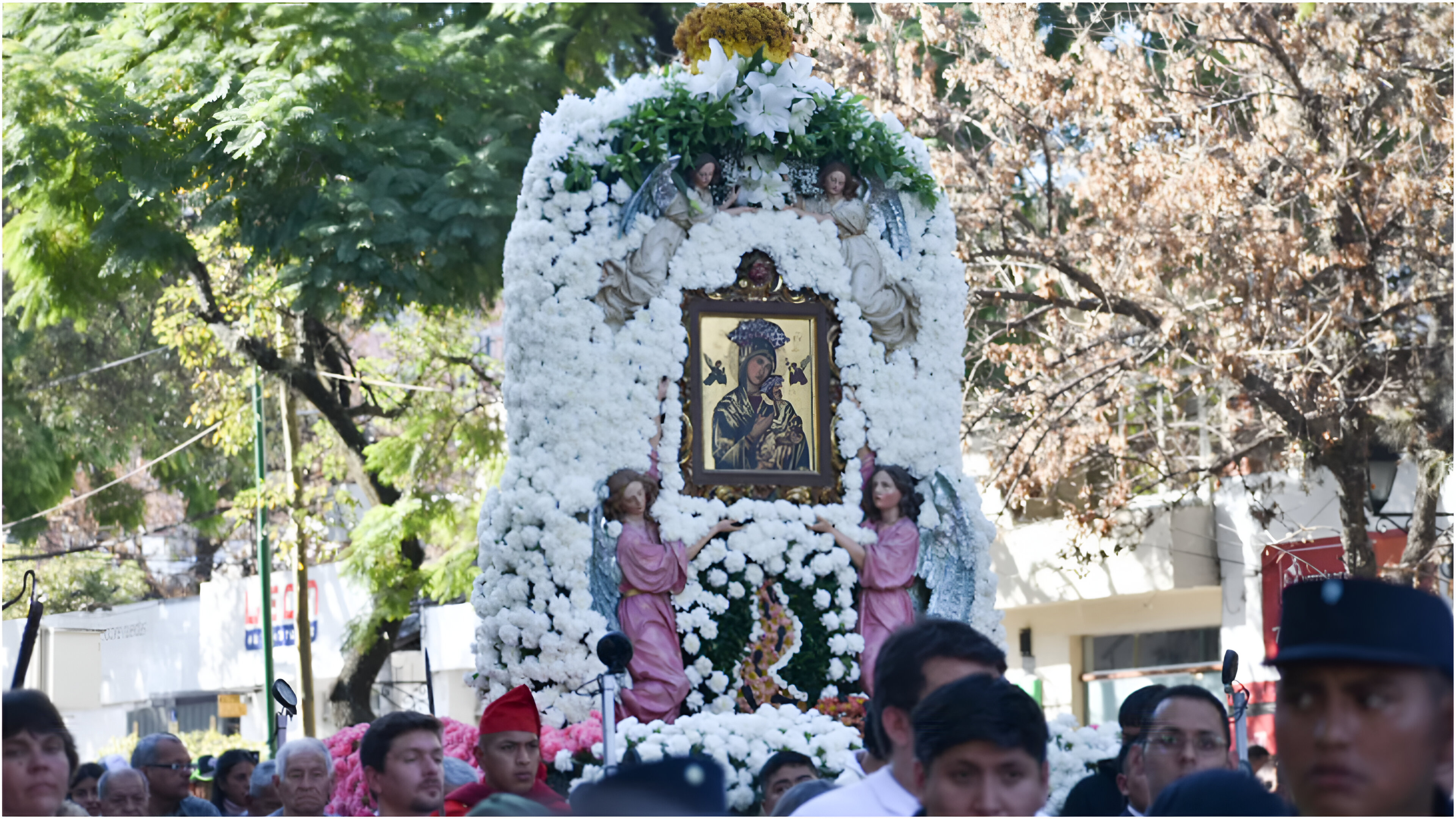 Procesión a la Virgen del Perpetuo Socorro: calles cortadas, fe encendida y emoción en Salta