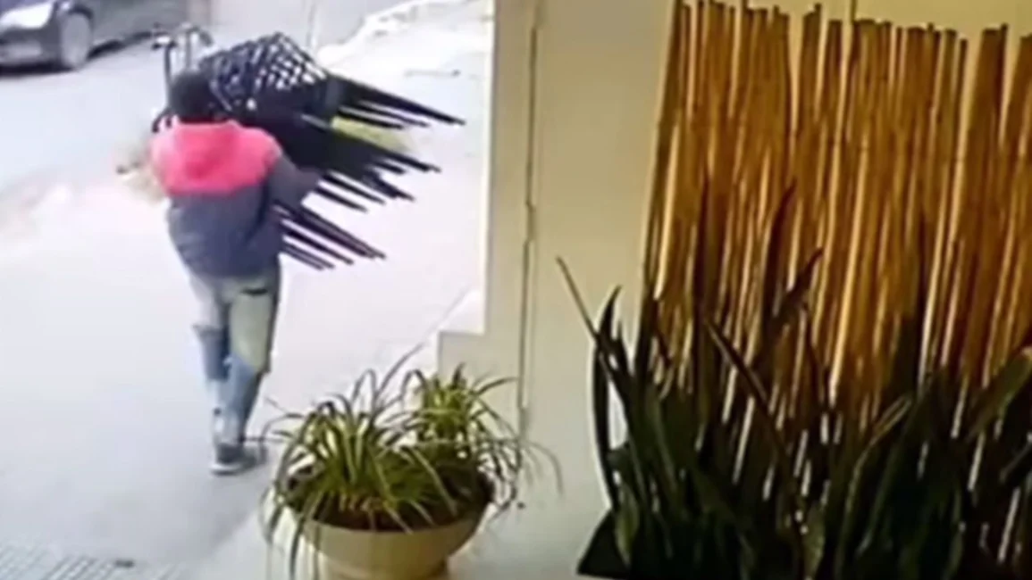 Un ladrón robó las sillas de un local comercial, pero al huir se olvidó su motocicleta