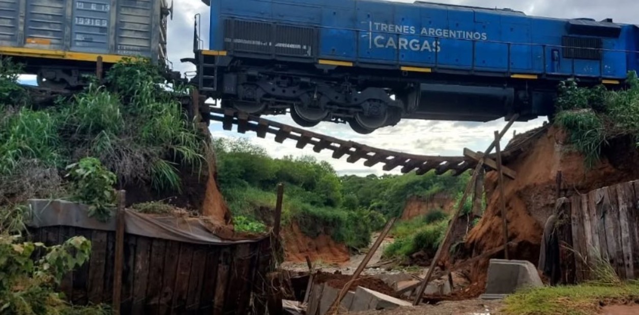 Colapsó un puente ferroviario salteño, dejando a un tren de cargas colgado