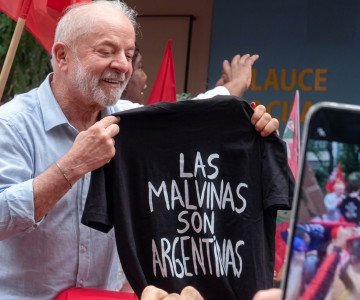 “LAS MALVINAS SON ARGENTINAS”: LULA MOSTRÓ LA REMERA DURANTE EL CIERRE DE SU CAMPAÑA EN RÍO